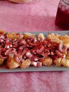 Una foto de Pulpitos con patatas