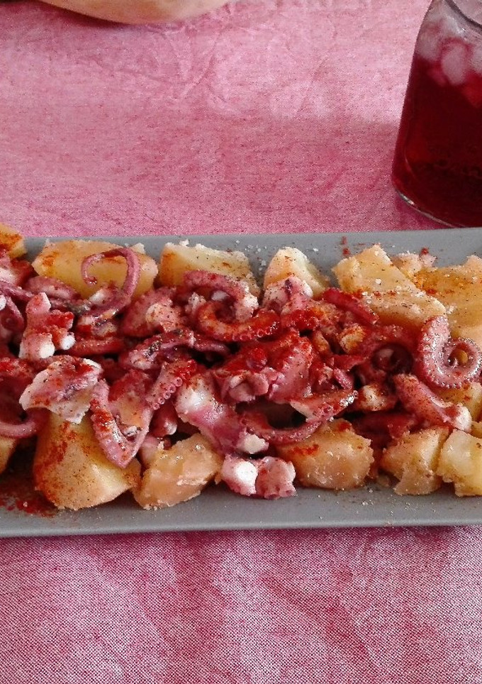 Una foto de Pulpitos con patatas