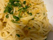 Una foto di spaghetti alla bottarga prezzemolo