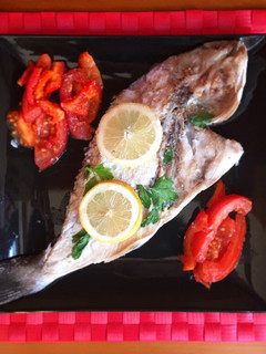 Una foto de Dorada al horno con tomate y pimiento