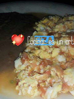 Una foto de Huevos con salsa roja 🍳 🍅
