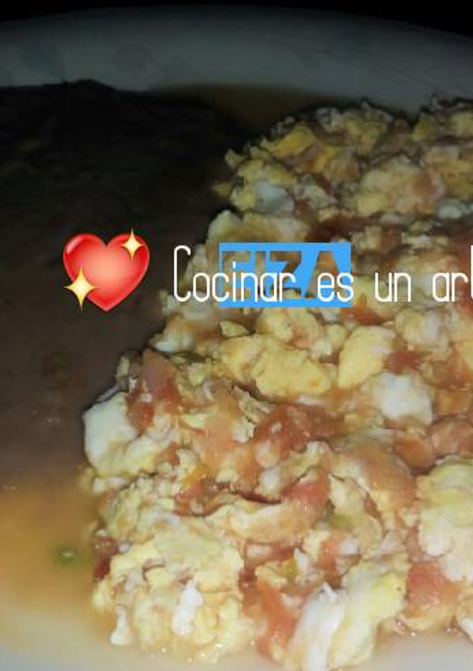Una foto de Huevos con salsa roja 🍳 🍅