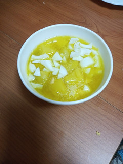 Una foto de Caldo de papas con huevo duro picado