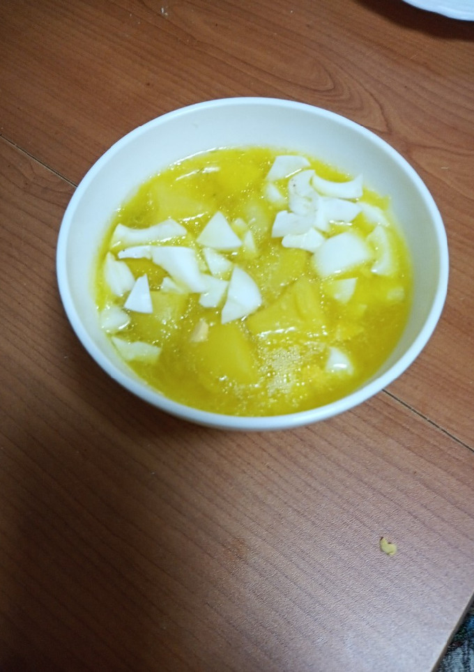 Una foto de Caldo de papas con huevo duro picado