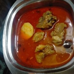 A picture of Aloo gosht.