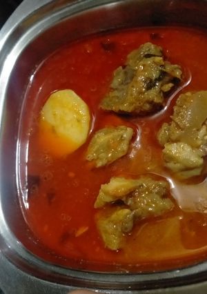 A picture of Aloo gosht.