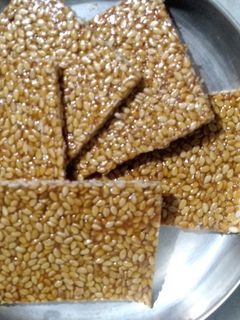 તલની ચીકી (Til Chikki Recipe in Gujarati) રેસીપી મુખ્ય ફોટો