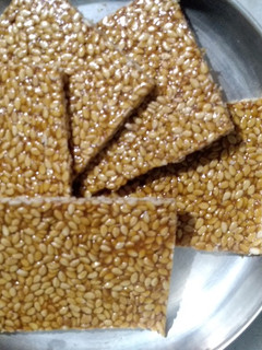 તલની ચીકી (Til Chikki Recipe in Gujarati) રેસીપી મુખ્ય ફોટો
