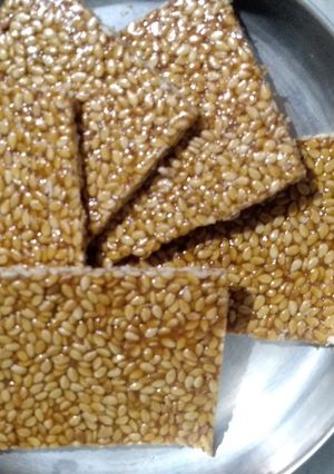 તલની ચીકી (Til Chikki Recipe in Gujarati) રેસીપી મુખ્ય ફોટો