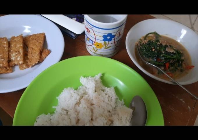 Bagaimana Membuat Tumis Kangkung Tempe Semangit Anti Gagal