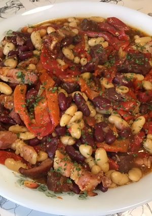 Une photo de Haricots bicolores au chorizo,lard et poivrons grillés