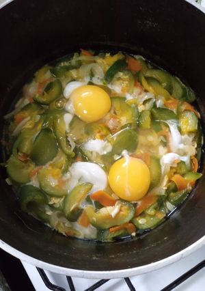 Una foto de Huevos Poché, sobre colchón vegetal