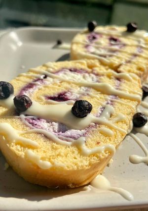 Áfonyás-túrós piskótatekercs mindenmentesen recept fotója