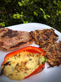 Una foto de Costillas de cerdo con rosti de papa y cebolla y morrones rellenos (a la plancha) 🥩🥔🧅🌶🧀
