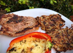 Una foto de Costillas de cerdo con rosti de papa y cebolla y morrones rellenos (a la plancha) 🥩🥔🧅🌶🧀