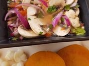 Una foto de ceviche tradicional