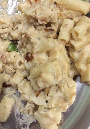A picture of White sauce paasta.