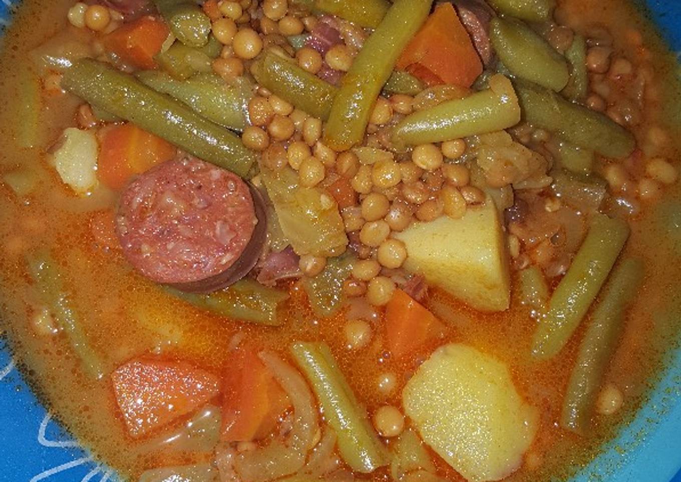Lentejas con verduras, jamón y chorizo