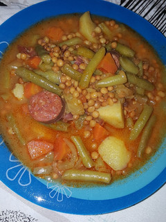 Una foto de Lentejas con verduras, jamón y chorizo