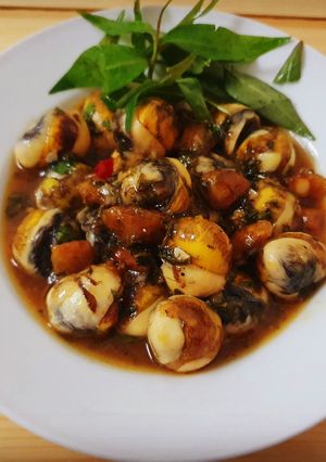 Hình của món Cút lộn xào me.