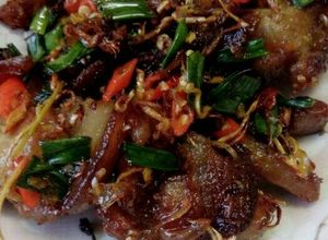 Hình của món Ba rọi rang xả ớt.