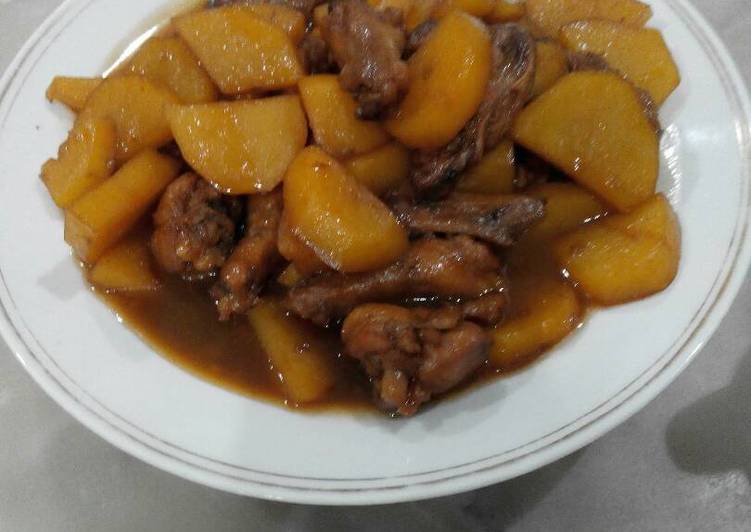 sayap ayam kentang dengan saus pempek