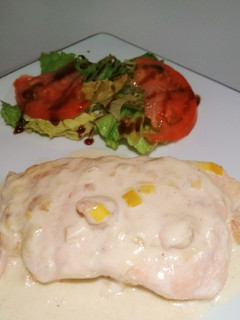 Una foto de Cola de salmón con salsa de puerro y gambas