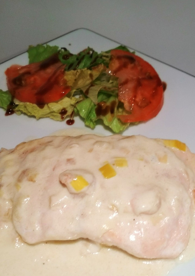 Una foto de Cola de salmón con salsa de puerro y gambas