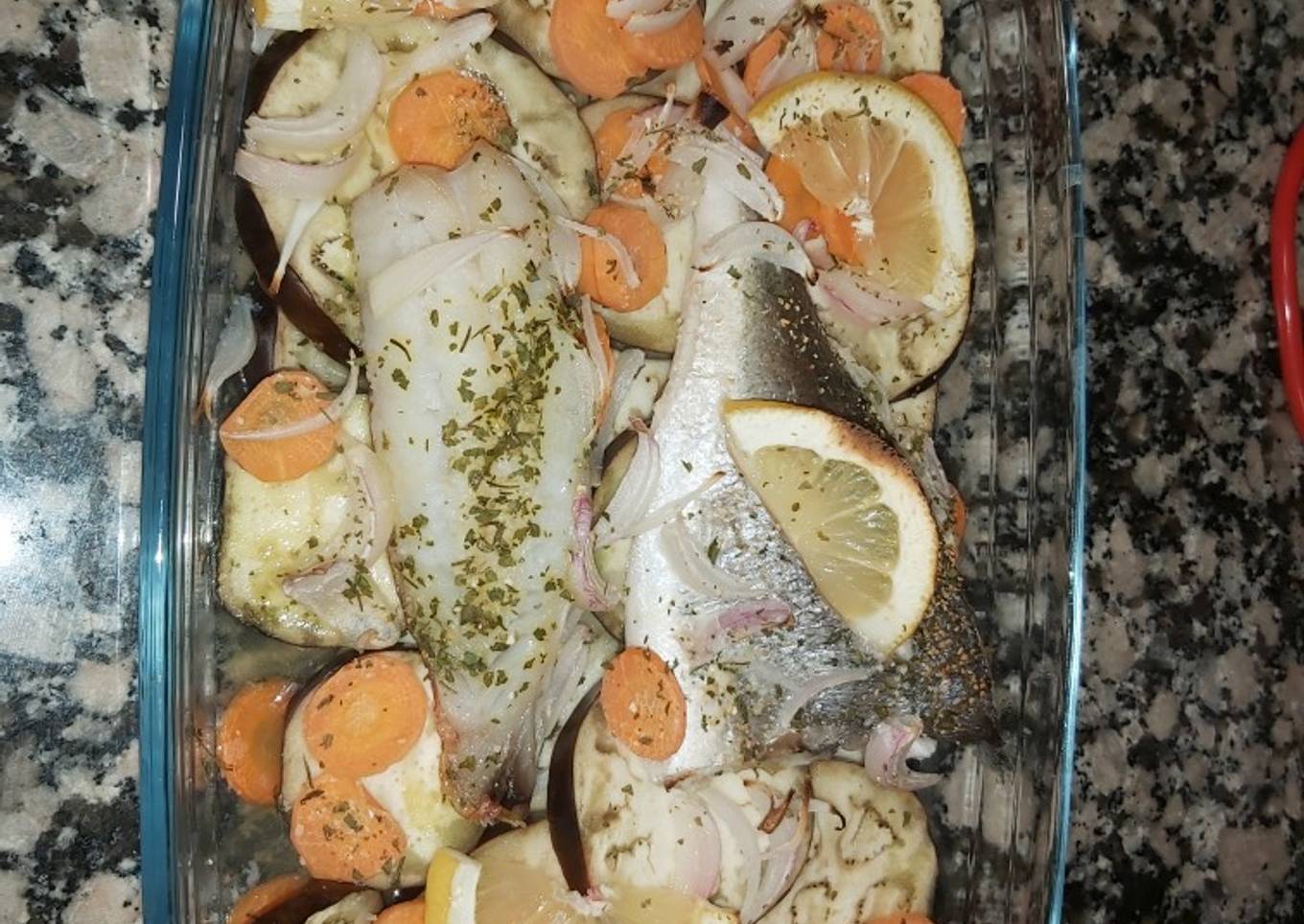 Dorada al horno con cama de berenjena y zanahoria