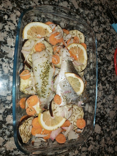Una foto de Dorada al horno con cama de berenjena y zanahoria