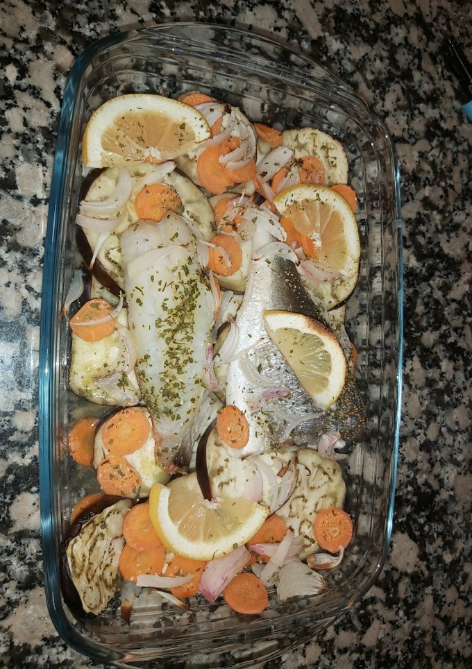 Una foto de Dorada al horno con cama de berenjena y zanahoria