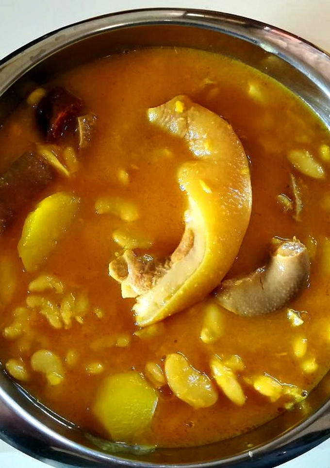 Una foto de Judías blancas con morro y rabo de cerdo (en olla express)
