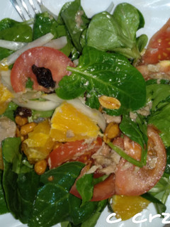 Una foto de Ensalada con frutos secos y pasas