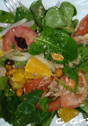 Una foto de Ensalada con frutos secos y pasas