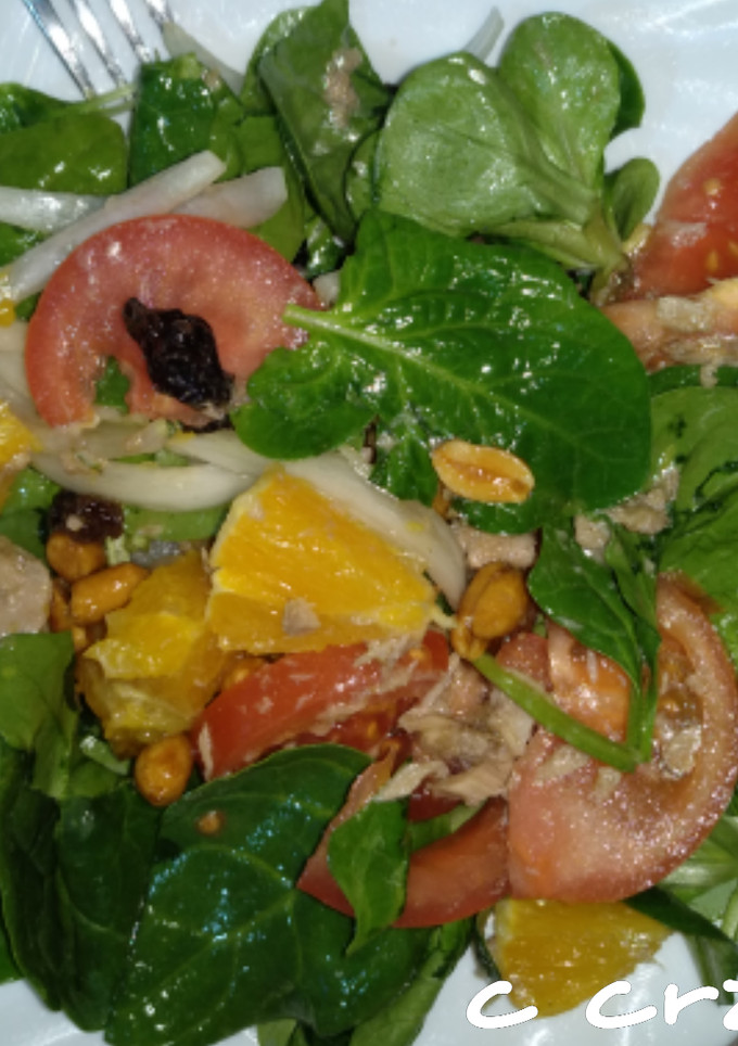 Una foto de Ensalada con frutos secos y pasas