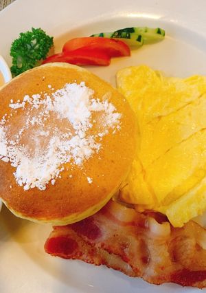 Hình của món Pancake with bacon and eggs.
