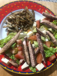 Una foto de Ensalada de caballa, lechuga tomate, queso y aguacate