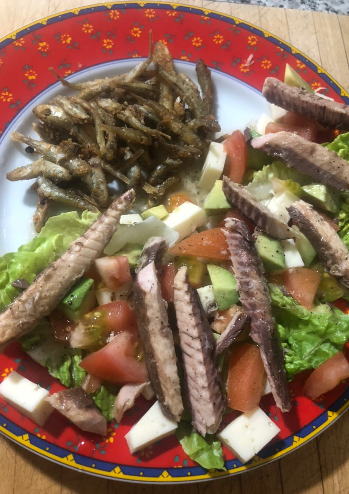 Una foto de Ensalada de caballa, lechuga tomate, queso y aguacate