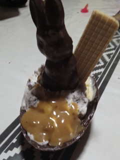 Una foto de Huevos de Pascua rellenos de helado