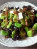 Ensalada de charqui con habas