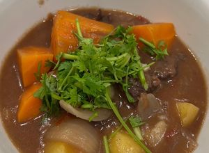 Hình của món Bò Sốt Vang nồi ủ Thermos hoặc Instant Pot.