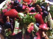 Una foto de ensalada frutillas