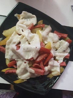 Una foto de Salchipapas y quesito