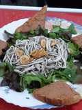 Ensalada templada de gulas al ajillo con brotes tiernos