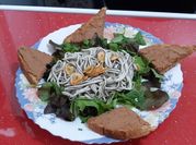 Una foto de ensalada templada de gulas