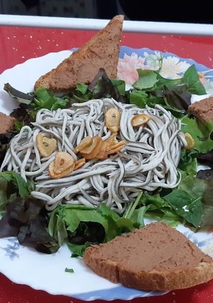 Una foto de Ensalada templada de gulas al ajillo con brotes tiernos