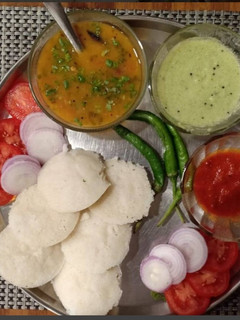 ઈડલી સાંભાર(Idli sambhar Recipe In Gujarati) રેસીપી મુખ્ય ફોટો
