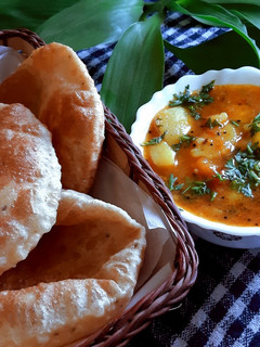 आलू पूरी (Aloo Puri recipe in hindi) रेसिपी मुख्य फोटो