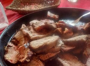 Una foto de Asado a la parrilla de colita de cuadril y bondiola al pan