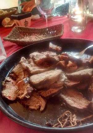 Una foto de Asado a la parrilla de colita de cuadril y bondiola al pan
